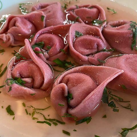 Fischsuppe mit lila Tortellini ©Divye Agarwal